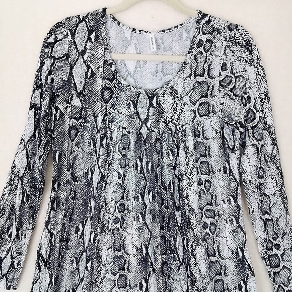 Longyuan Long Sleeve Peasant‎ Style Tunic Size Small in Gray White Snake Print - Picture 4 of 10